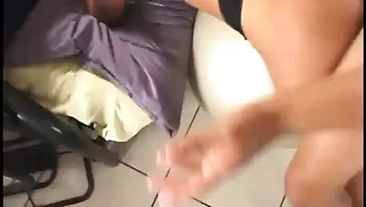 Seksi sarışın orta yaşlı seksi kadın yarak emiyor ve sikiliyor, ateşli bir yüze boşalma
