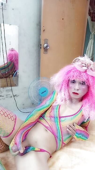 Transgender Le trägt sexy Kleidung und spielt Sexbecher. Künstliche Dosen