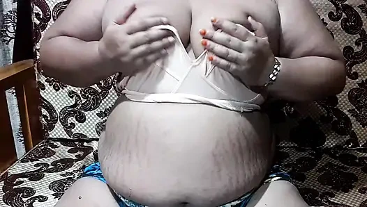 Бхабхи с большими сиськами показывает задницу. Большая задница индийской толстушки Boudi.