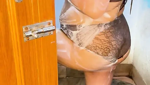 Hintli azgın boudi banyoda orgazm ile kıllı amcığı parmaklıyor