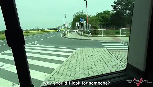 Üzgün esmer tarlada bulundu ve yardım olarak sıkı amcığını sertçe sikiyor