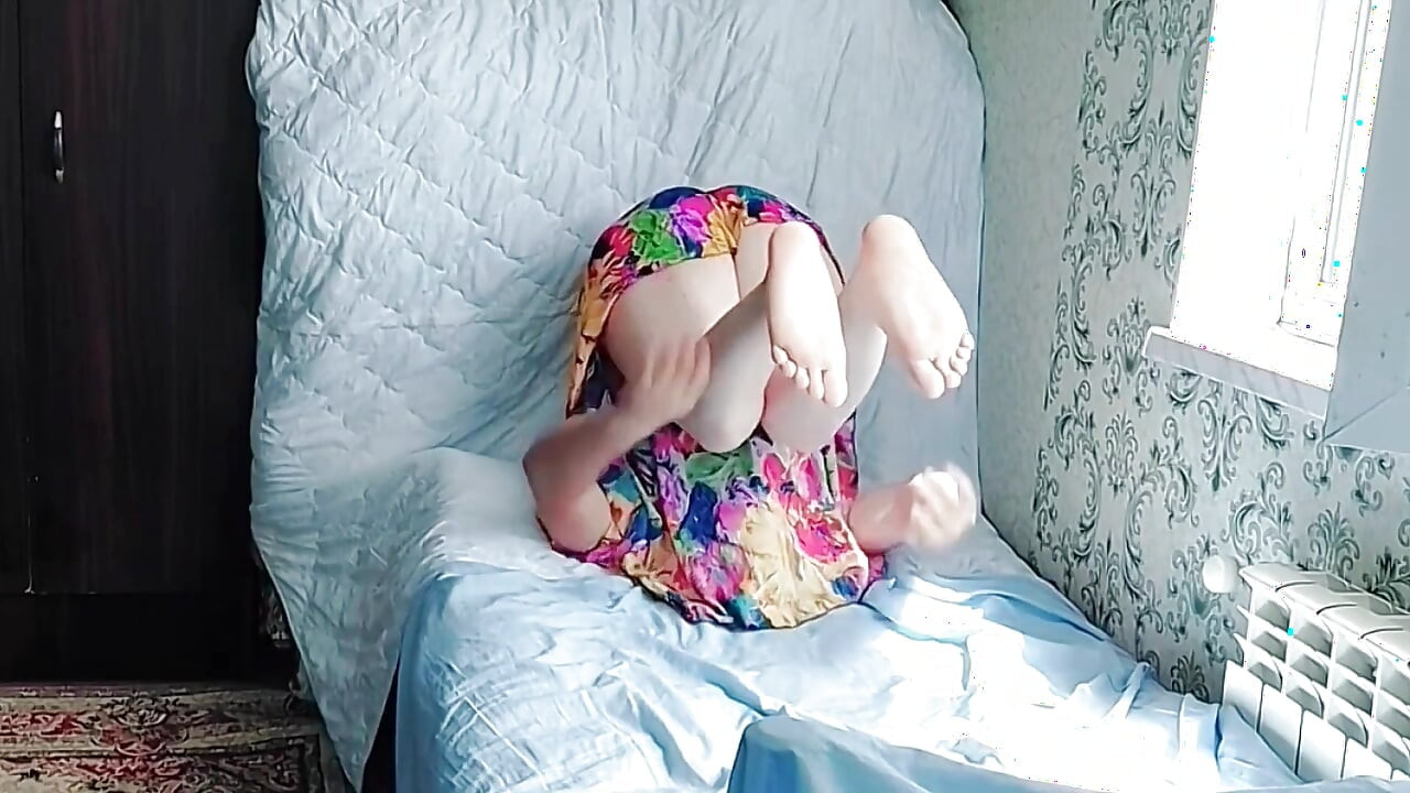 Shemale đáng yêu đứng ở cửa với đôi mắt mềm mại