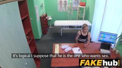Il falso dottore ospedaliero riporta la sensazione nella figa con la scopata