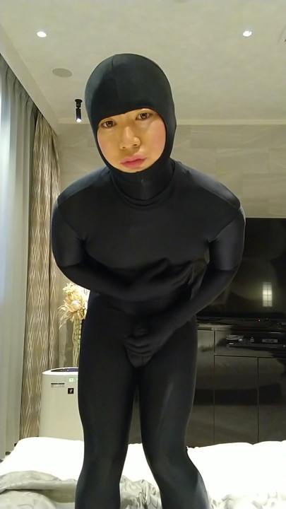 A pervert wrapped in full-body tights masturbates and takes off his mask when he feels good | Clip 1
