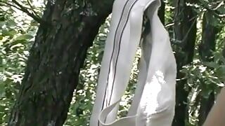 Smutty koleś szarpiąc swojego kutasa w lesie