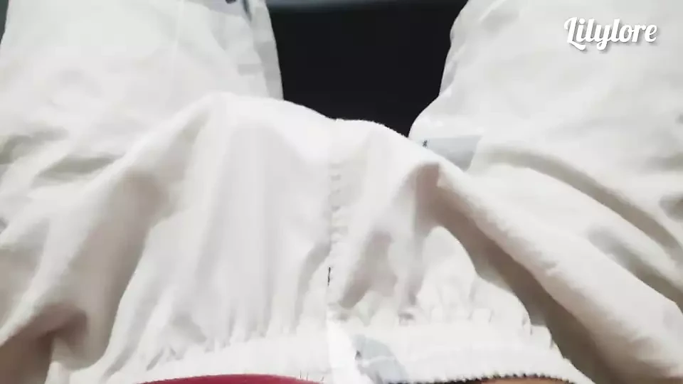 un ragazzaccio si diverte da solo maschio a mezzanotte