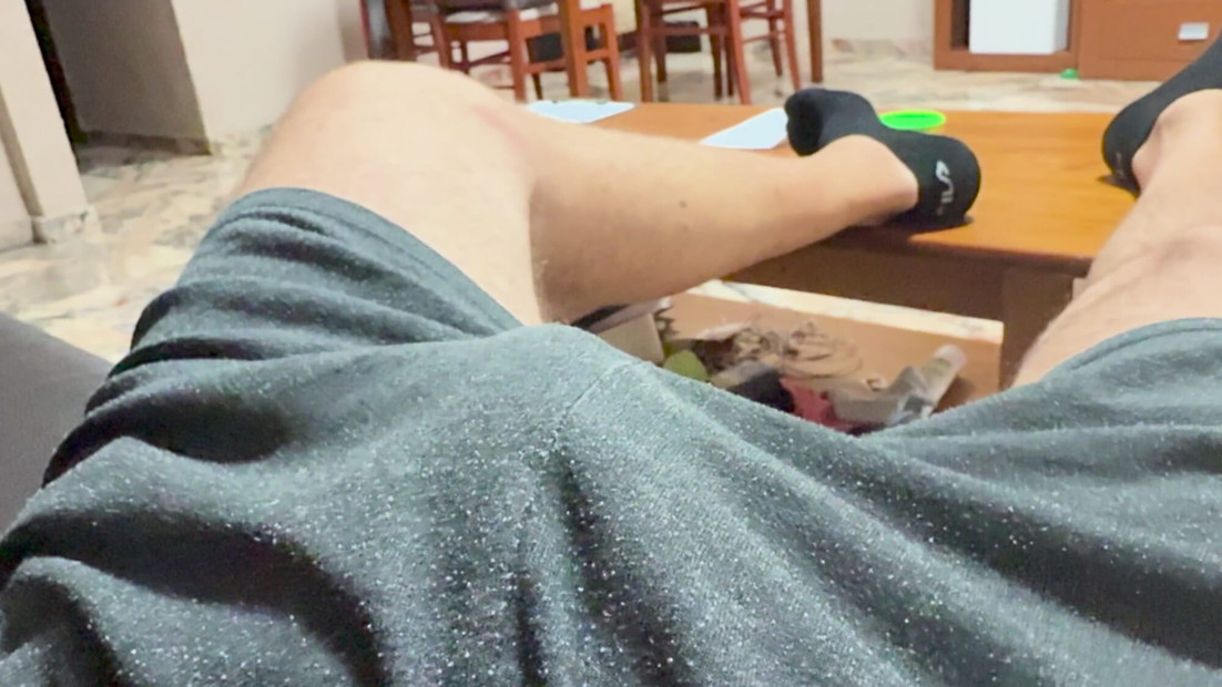 穿着短裤的饥渴