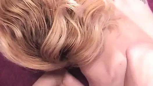 2 cewek rambut pirang berbagi satu kontol sekali pakai pecker