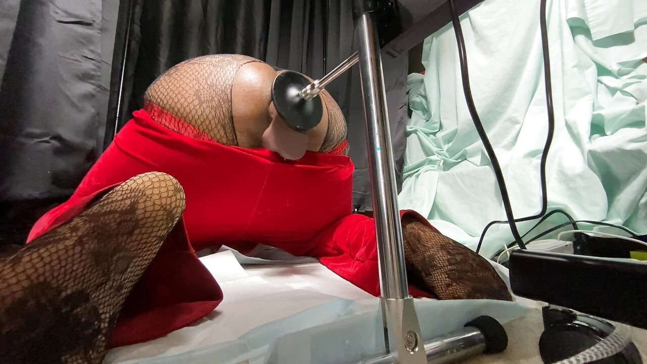 Papai noel rabuda é fodida por grande consolo da máquina de sexo até ter orgasmos da próstata para presente de Natal