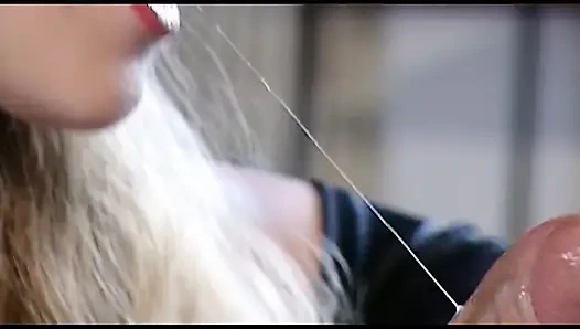 Tante seksi rambut pirang nyepong kontol cowok latino sampai didobel penetasi di meja dapur