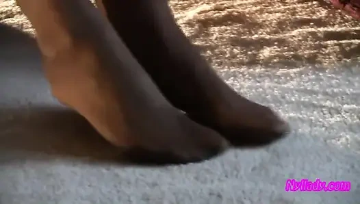 Ich schieße mich selbst im spiegel und spiele mit meinen füßen