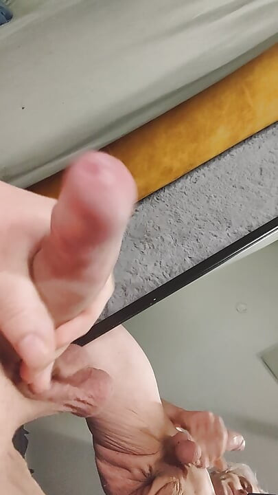 年轻德国小伙子对着镜子猛射大股浓精，快速猛撸。谁能接得住我的持久力？