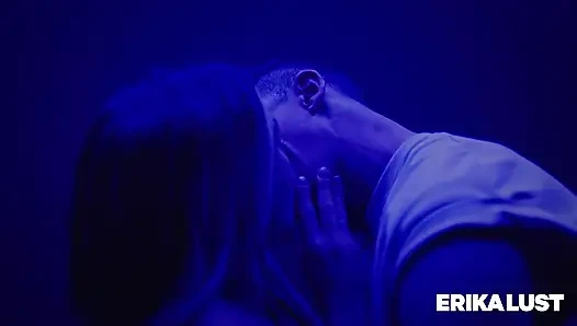 Pantat bahenol erika dijilat habis-habisan sama erika lust sampai lubangnya menganga lebar