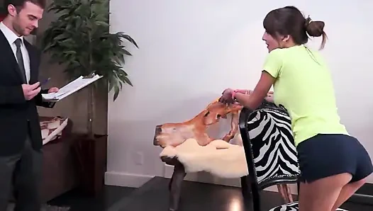 Симпатичную соседку интенсивно трахают и она заставляет его оргазм