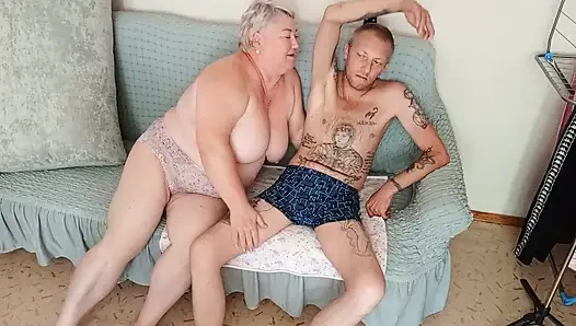 Stiefmutter genießt es, den schwanz des stiefsohns zu melken