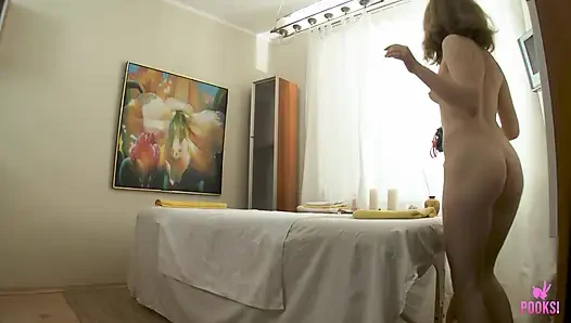 Kahilin e'nin büyük götü parmaklar amcığını bulmadan önce yağlanıyor!