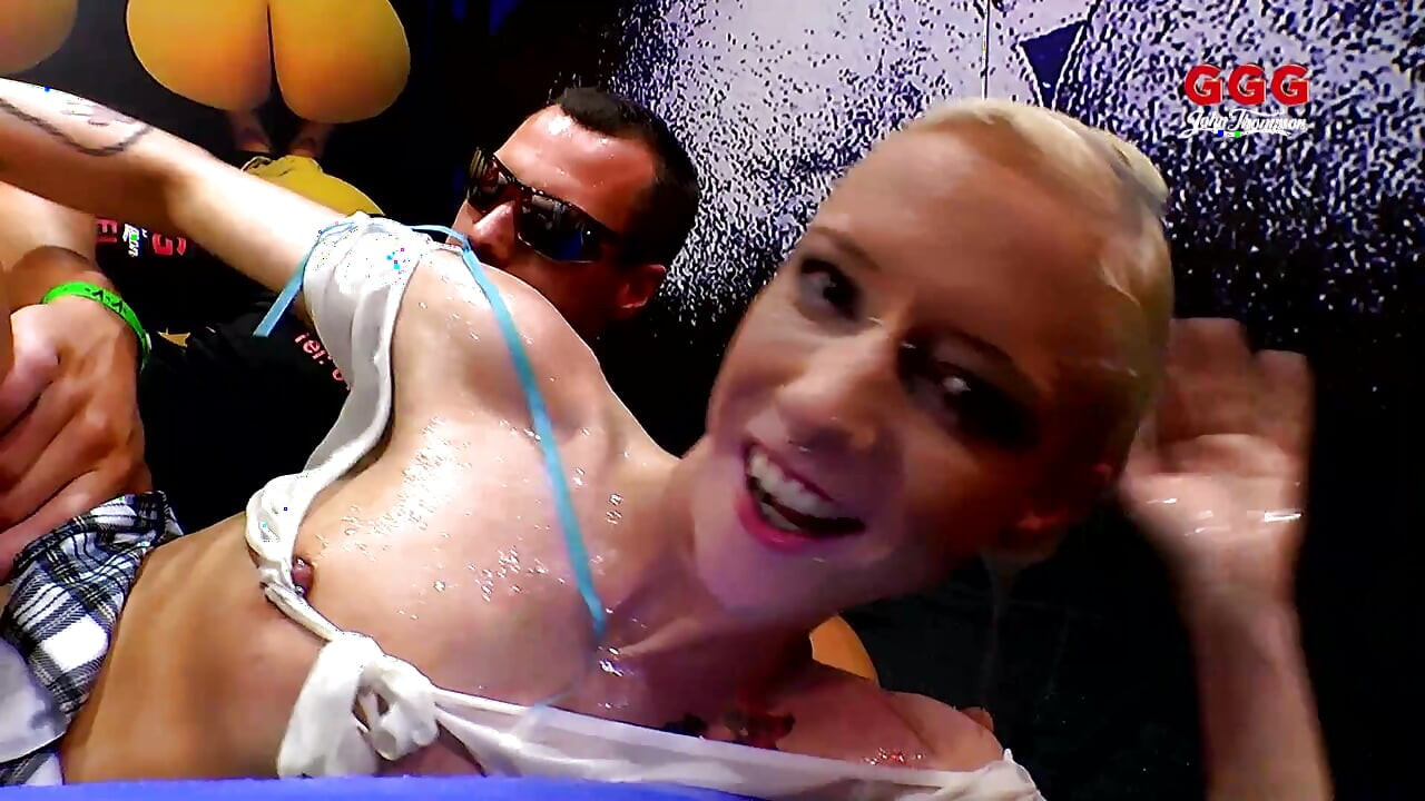 GGG John Thompson - baise hardcore en gangbang avec pisse et éjaculation dans un bukkake par une blonde sauvage