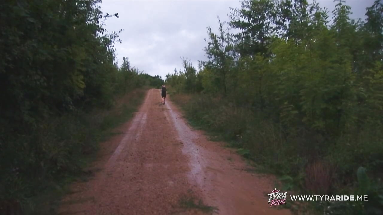Tóc vàng trong camo và tóc nâu trong bộ đồ lót màu đỏ trong rừng