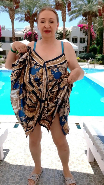 Gilf tettona davanti alla doccia