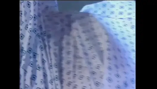 Schöne rothaarige krankenschwester kümmert sich um den patienten, indem sie seinen schwanz lutscht