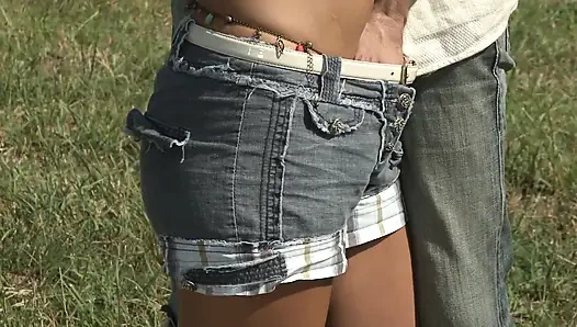 Der glückspilz in einem sex im freien mit brünetter