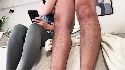 Erstaunlich heiße und sexy süße schönheit mit ganz natürlichen dicken möpsen und dickem arsch in leggings, kein höschen nimmt das ganze sperma auf ihre titten