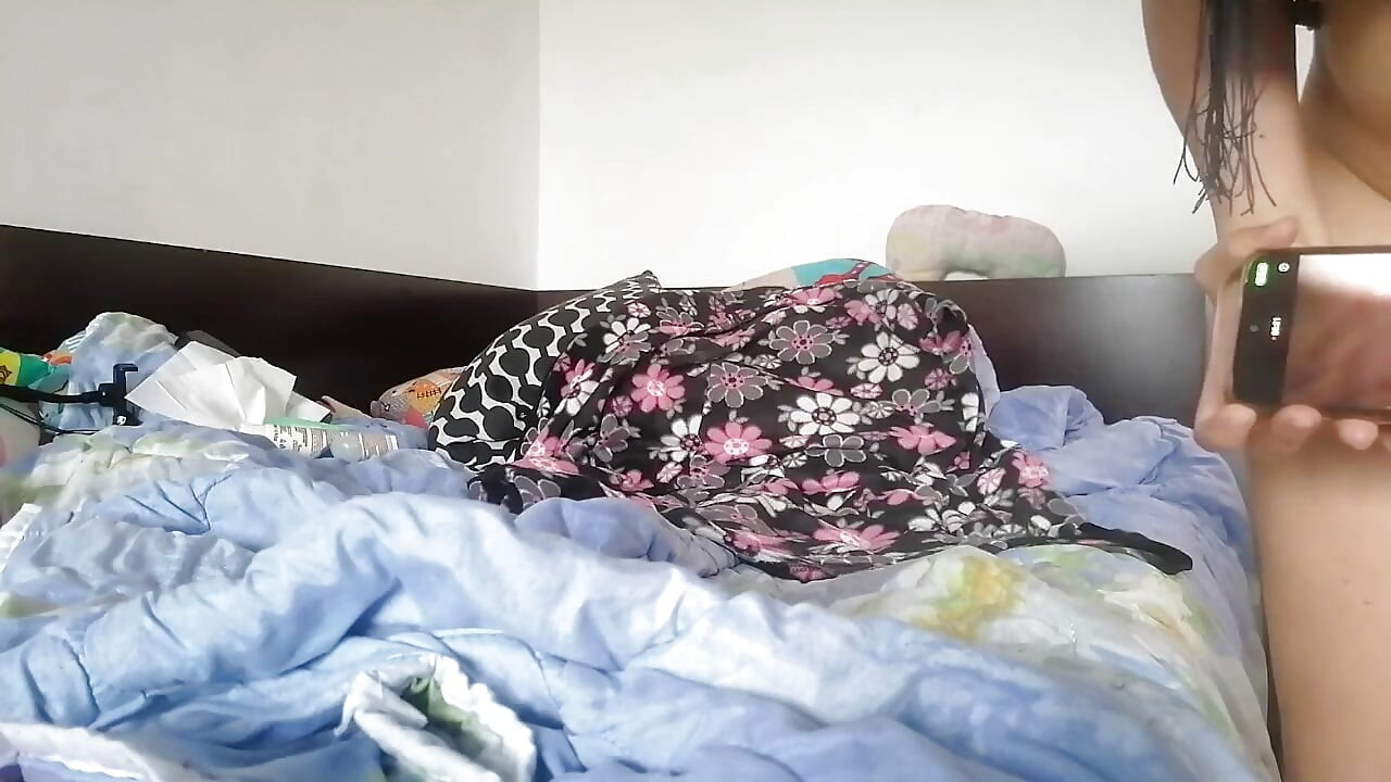 Amateur Vrouw Masturbeert Met Haar Vingers in Haar Poesje.