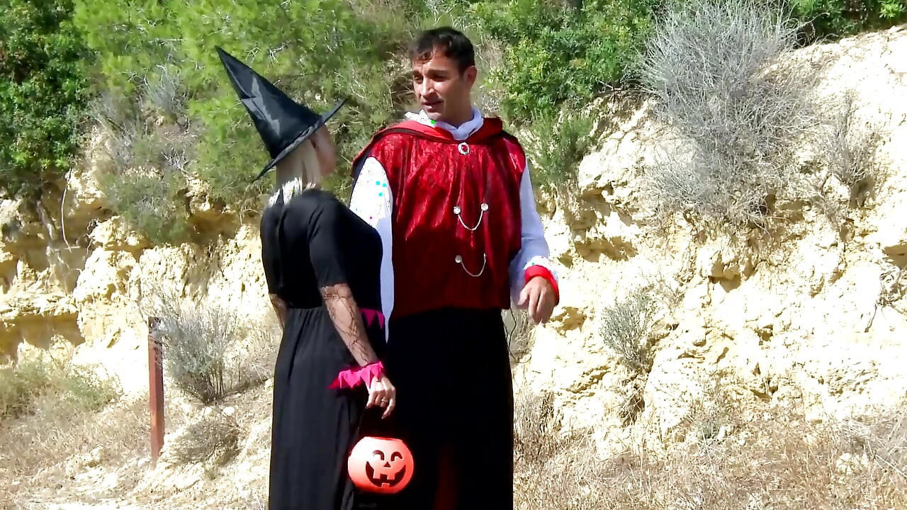 The witch Gina can not only ride the broom