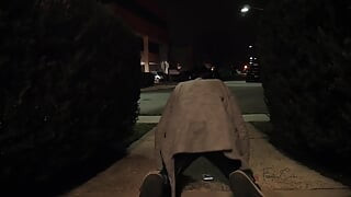 Riskantní striptýz venku poblíž hlavní silnice - téměř chyceni sousedy