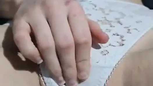 Menggosok vagina saya dan masturbasi di thong putih saya