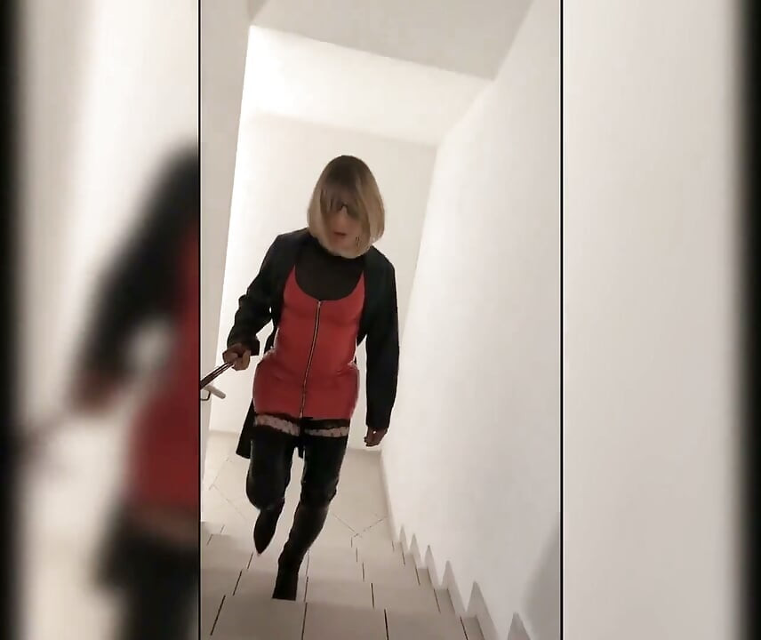 Procházka v parkovacím domě, blondýnka v overknee botách, červené pvc šaty a dlouhý kožená kabát