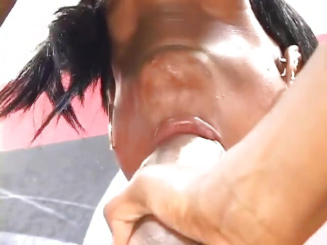 Une black avec un beau cul prend une énorme bite