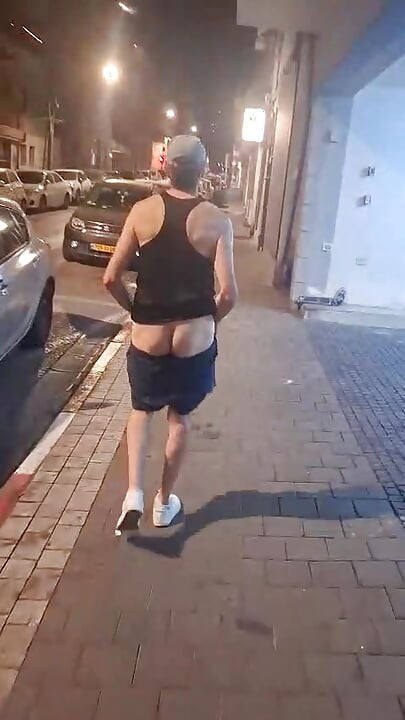Plimbându-se goală pe stradă noaptea
