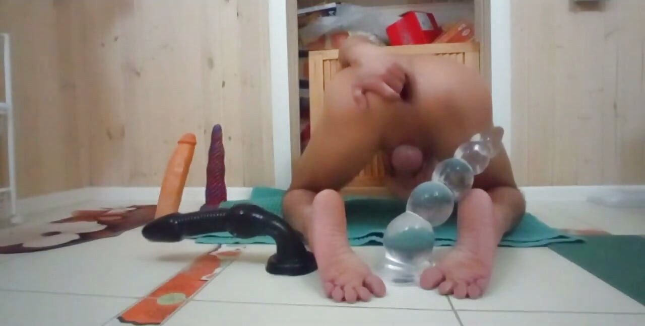 Esticando minha bunda com dois enormes consolos