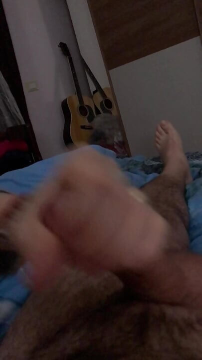 Mi mujer me hace una masturbación nocturna preciosa con una ráfaga de semen eyaculada