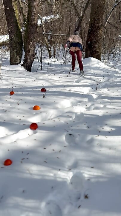 我在雪地里不穿内裤摘水果