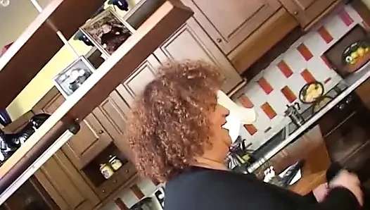 Fettes amateur-mädchen wichst ihre muschi mit einem dildo