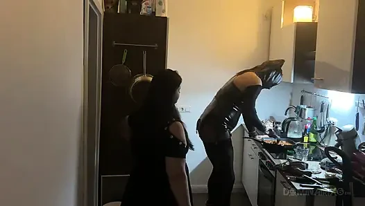 Dominante MILF dehnt latex-subs arsch weit in der küche