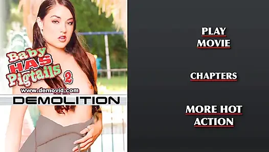 Genç kızın zevkle dolu gözlerinde yaşlar var, çok sert sikiliyor