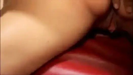 Büyüleyici büyük götlü güzellik adamın yarağının üzerinde yüzüyor ve kanepede sikiliyor