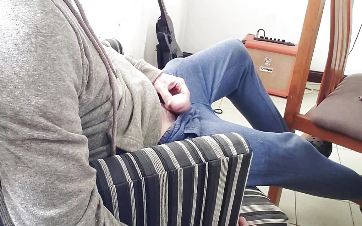 Yarağıyla oynuyor, iyi bitiriyor.