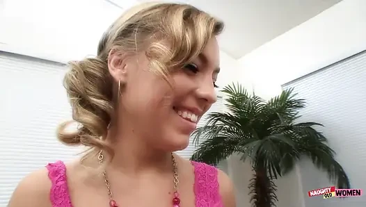Reife blonde MILF verführt, küsst und fingert ihr perfektes lesbisches mädchen