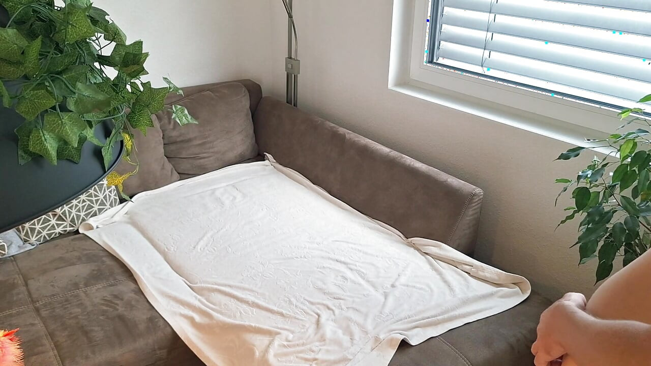 ホットワイフのミルフがお尻を叩かれ、胸を叩かれ、フックを突かれて荒々しくセックスされた