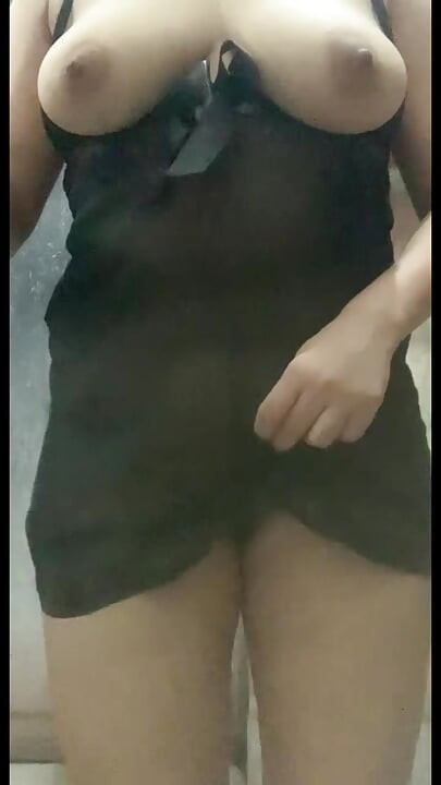Arsa cherche à jouer avec sa chatte