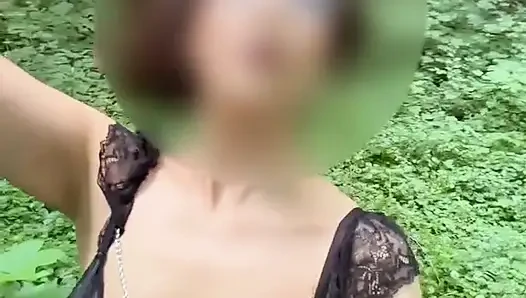 Azgın kız ormanda iç çamaşırlı yürüyor