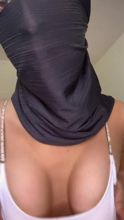 Tesettürlü fahişe yatakta memelerini sıkıyor Müslüman Arap bebek büyük göğüslerini azdırırken inliyor