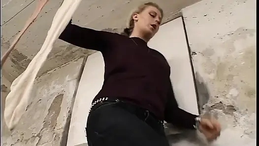 Дикая дрочка и оргазм крошки-блондинки в прачечной