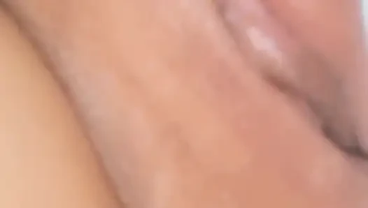 Üvey annenin yasak yarağı titreyen götüne dokunuyor