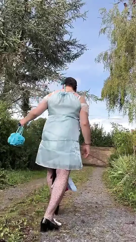 穿着与新的浅蓝色礼服晚上外出的衣服。