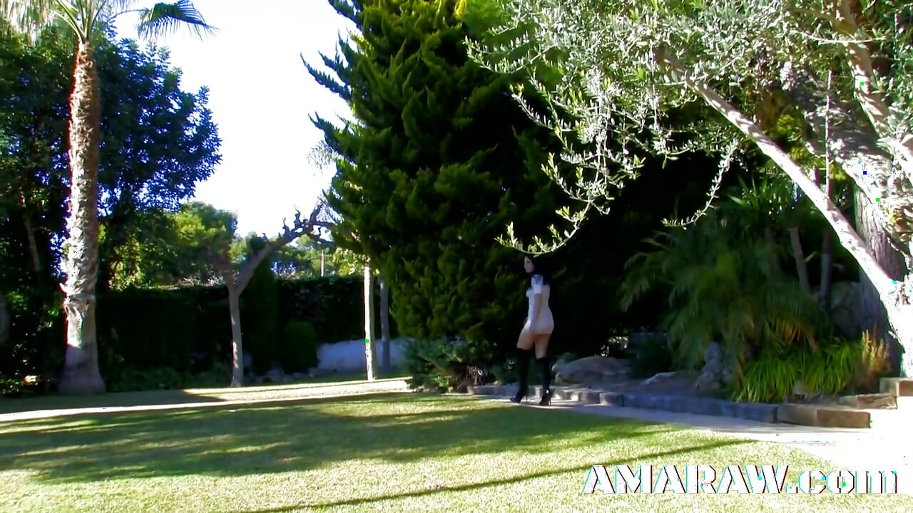 Μελαχρινή με μικρά βυζιά Η Ντανιέλα κάνει ένα άγριο σεξ στο κρεβάτι